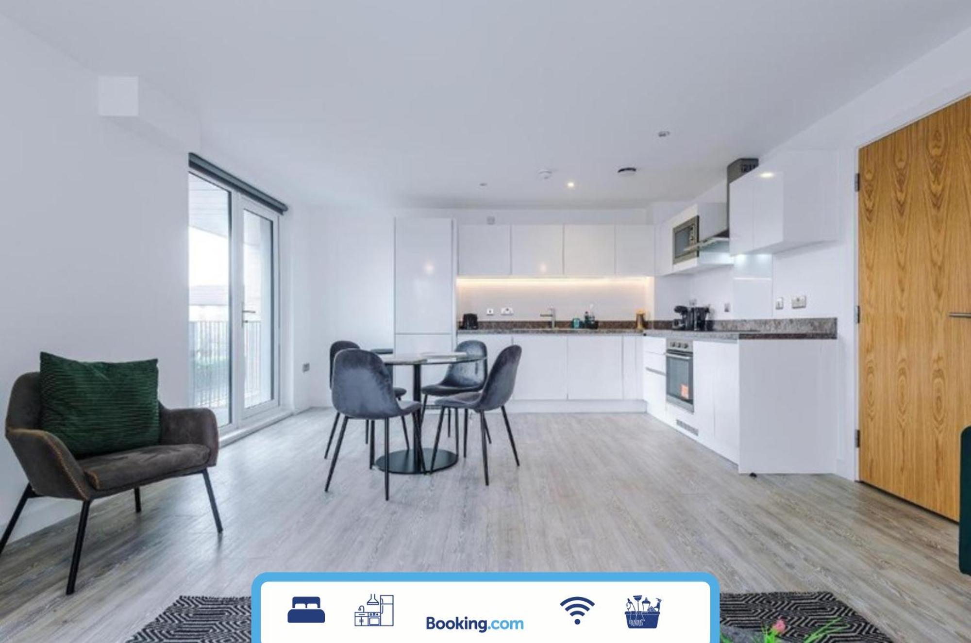Modern 2 Bed Apartment With Balcony By Host A Home Manchester Exteriér fotografie