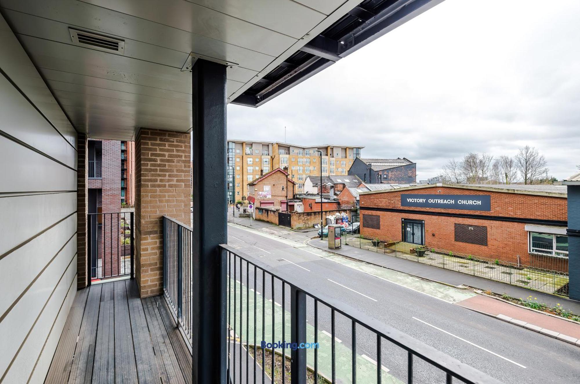 Modern 2 Bed Apartment With Balcony By Host A Home Manchester Exteriér fotografie