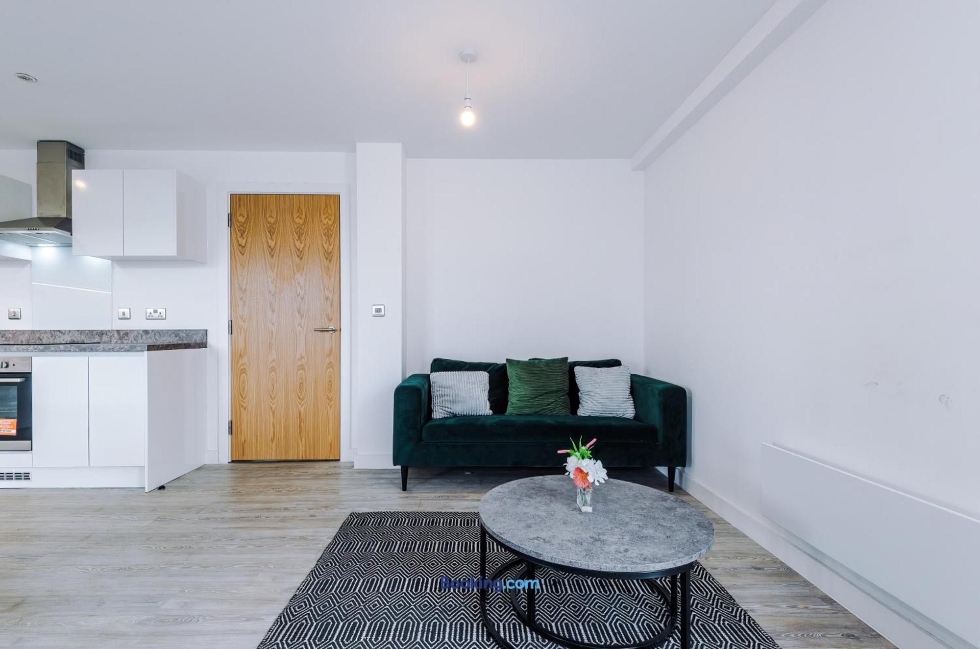 Modern 2 Bed Apartment With Balcony By Host A Home Manchester Exteriér fotografie