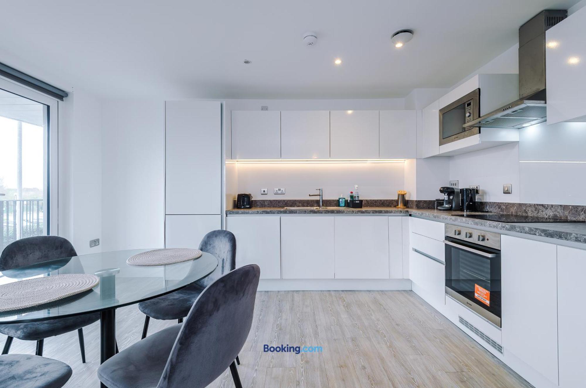 Modern 2 Bed Apartment With Balcony By Host A Home Manchester Exteriér fotografie