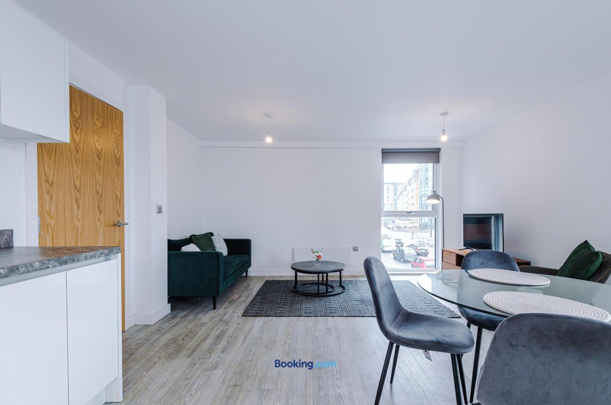 Modern 2 Bed Apartment With Balcony By Host A Home Manchester Exteriér fotografie