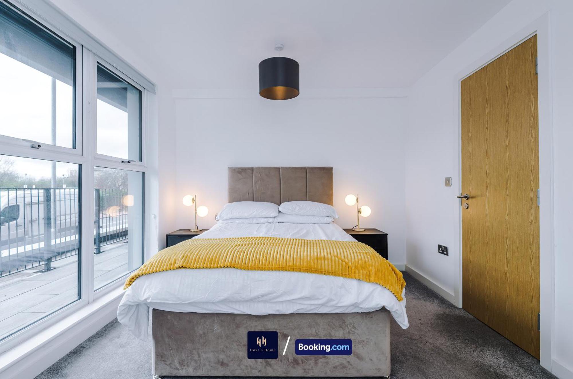 Modern 2 Bed Apartment With Balcony By Host A Home Manchester Exteriér fotografie