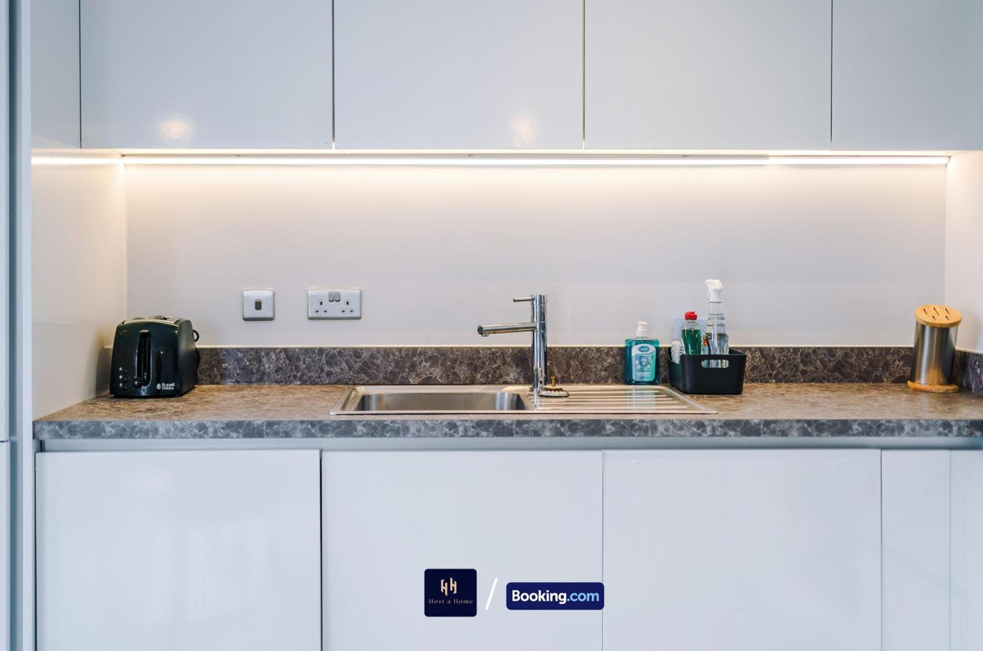 Modern 2 Bed Apartment With Balcony By Host A Home Manchester Exteriér fotografie